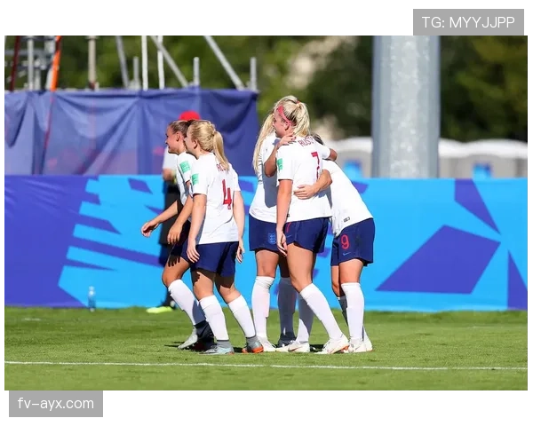 丹麦球迷点燃世界杯激情，现场氛围持续升温