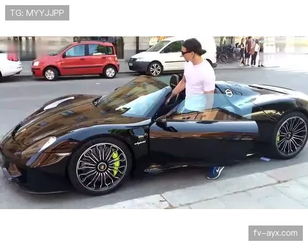 伊布退役后天天开超跑接送孩子上学，邻居以为他中了彩票