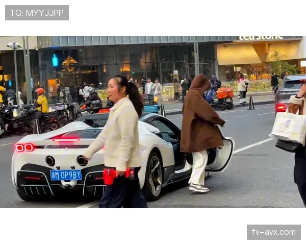 侯志慧赛前啃鸡腿,赛后拎爱马仕走人 侯志慧赛前啃鸡腿,赛后拎爱马仕走人